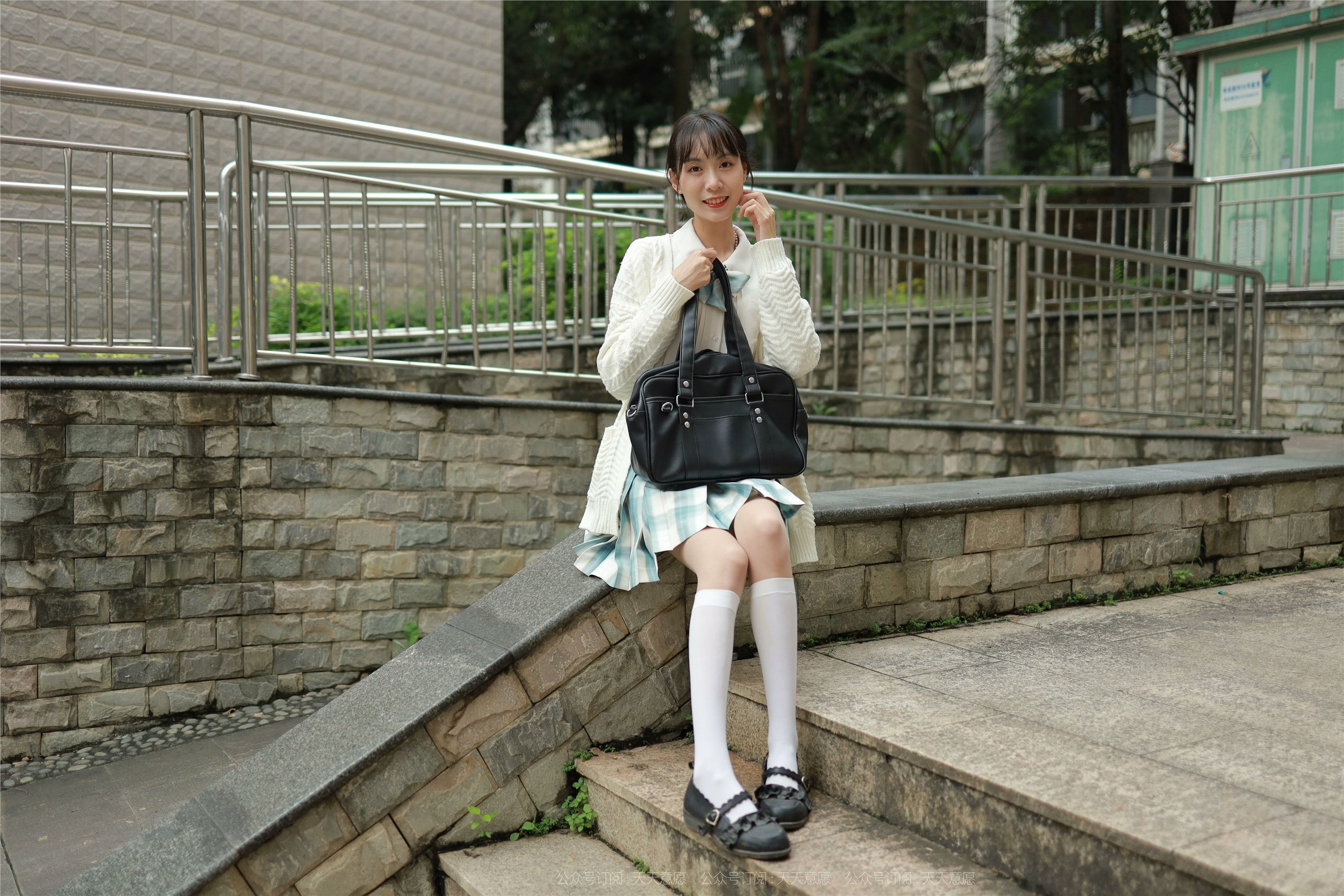 IESS异思趣向  2021.11.02 丝享家963：团团《长腿JK装》